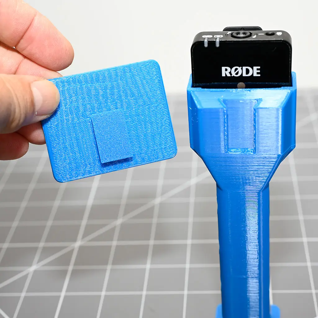 The blue medium handle and a hand is seen inthe picture holding a branding plate backwards so that you can see how the dovetail connection works if it is inverted.